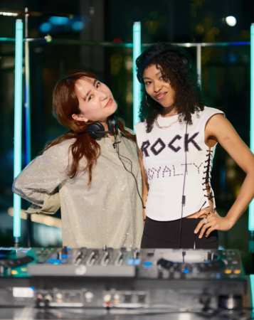 DJブースでポーズをとる2人の女性DJ