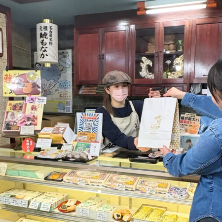 店舗内接客風景