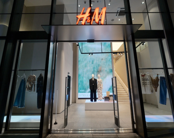 H&M店舗の正面入り口と店内