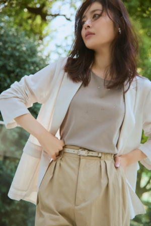 白いブレザーを着た女性のポートレート