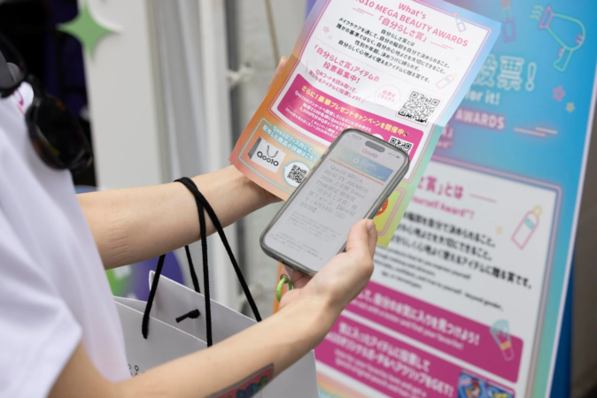フライヤーとスマートフォンを持つ人物