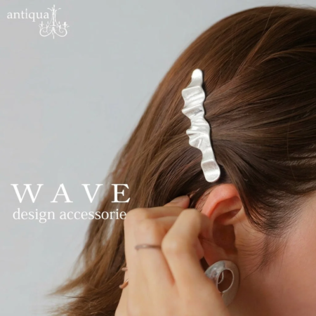 波打つようなデザインのシルバー製ヘアクリップ