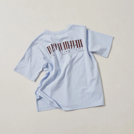 ピアノの鍵盤を弾く手のイラストが描かれた水色のTシャツ