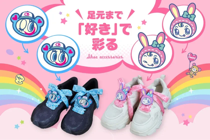ピンクの背景に虹と星が散りばめられた、可愛らしい靴アクセサリーの広告画像です