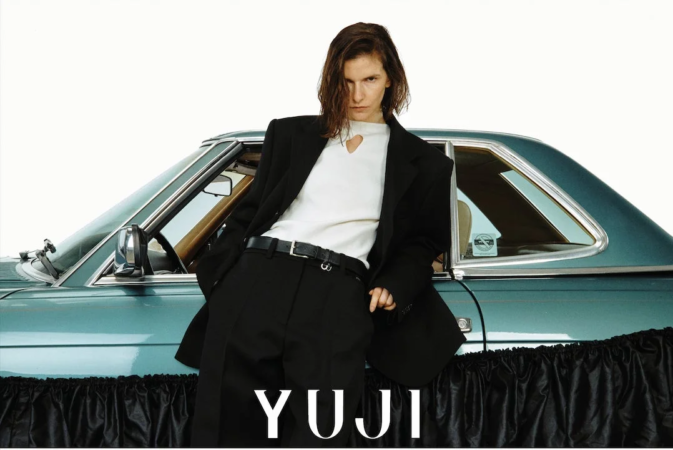 男性モデルとクラシックカー