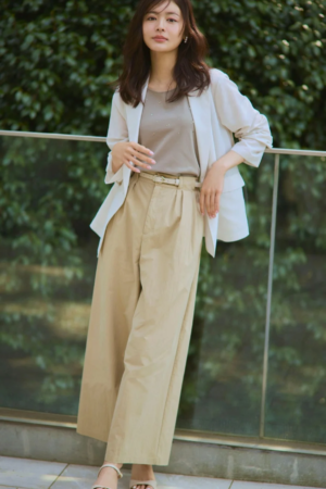 白ジャケットとベージュパンツを着用した女性