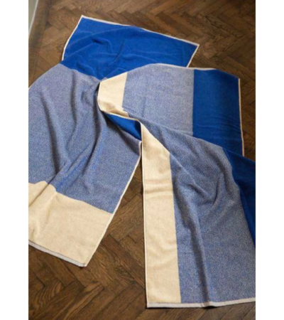 青とベージュのストライプ柄の布製品