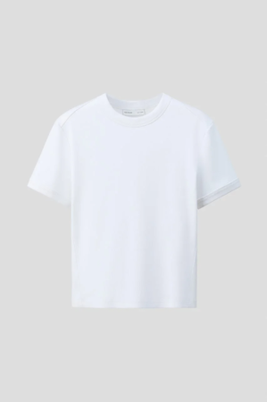 シンプルなデザインの白い半袖Tシャツ