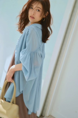 水色のブラウスを着た女性のポートレート