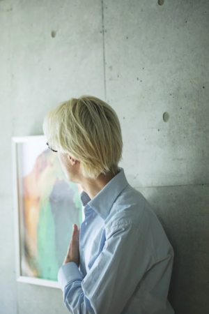 アート鑑賞の男性