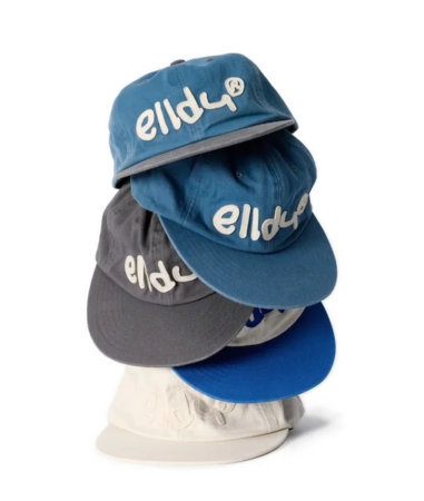 ellduのロゴ入りキャップ