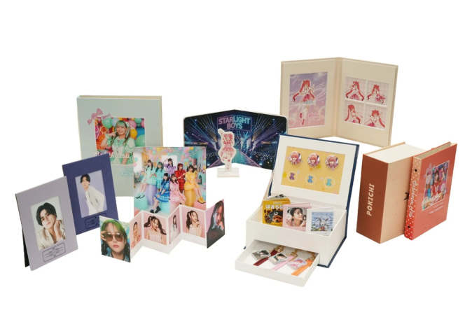 アイドルグループやキャラクターの公式グッズのセット