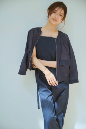 ネイビーのセットアップを着て微笑む女性
