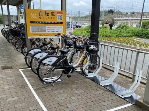 駅または公共スペースに設置されたレンタサイクルステーション