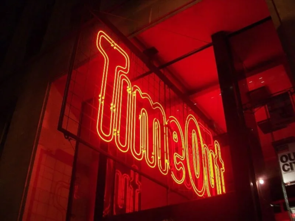 夜の街角に輝く「TimeOut」の赤いネオンサイン