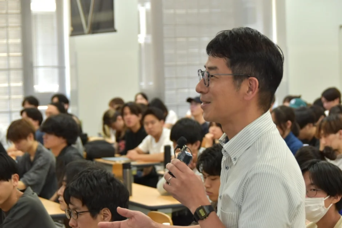 質疑応答で学生の質問に答えるたけぞう氏