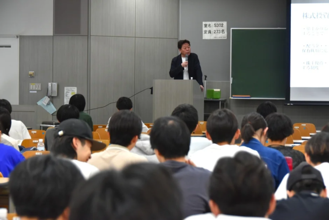 講義風景:スクリーンに株式投資の項目が映し出されている