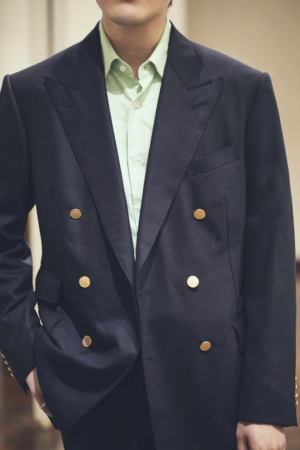 ダブルブレストジャケットの男性
