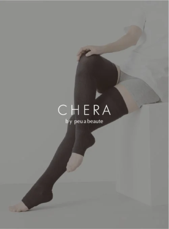 CHERA by peu a beauteのレッグウォーマーの脚元