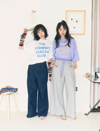 カジュアルな服装の若いアジア人女性二人