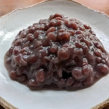 白い皿に盛られたつぶあん