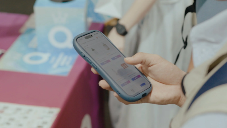 スマートフォンを操作する人物