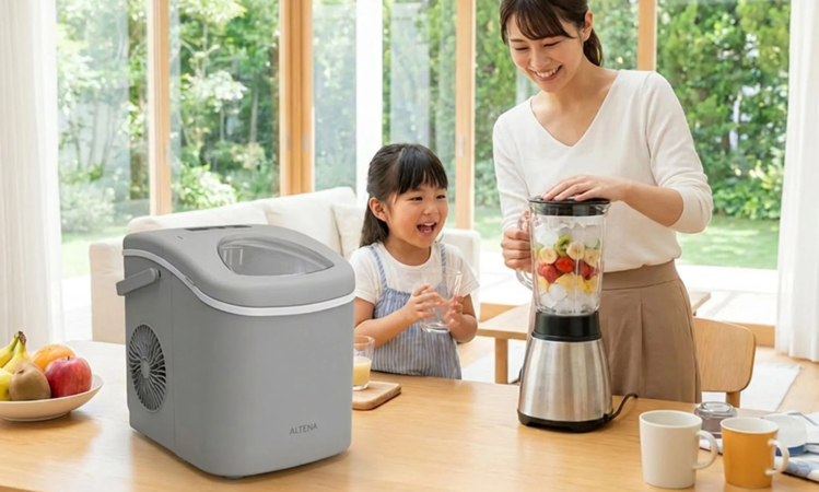 スムージーを作る親子と製氷機