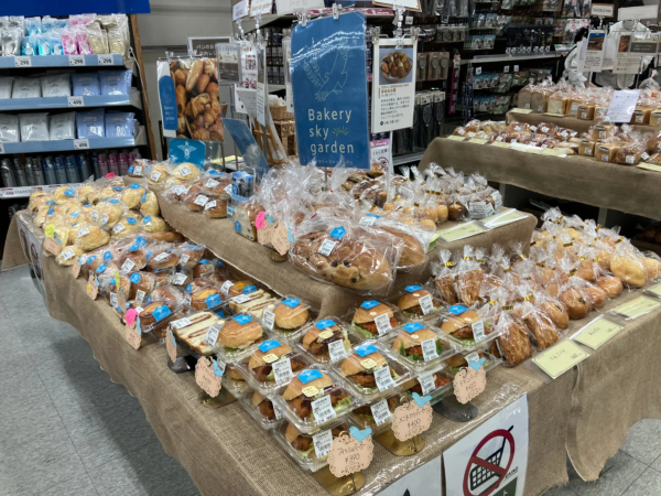 カインズ店内の産直売場とパンマルシェの様子