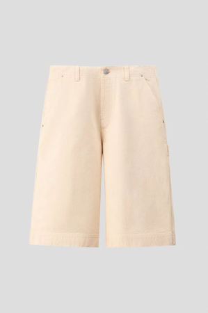 明るいベージュ色のワイドシルエットのショートパンツ