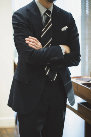 スーツ姿の男性