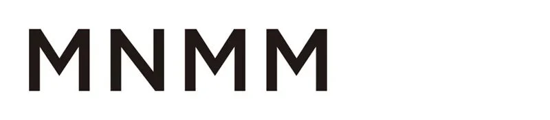白い背景に黒い太字で「MNMM」と書かれた画像