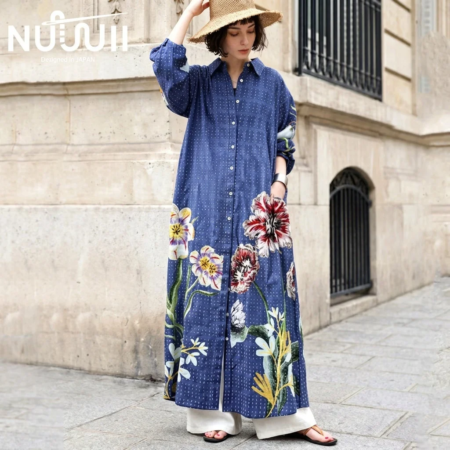 花柄シャツワンピースの女性モデル