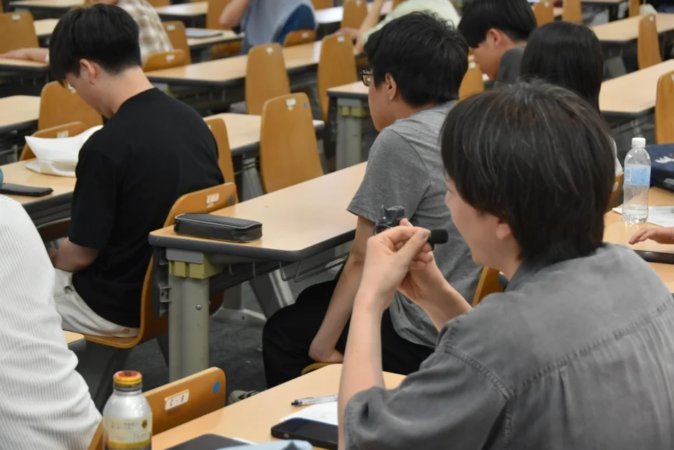 講義を聞く学生たちの様子