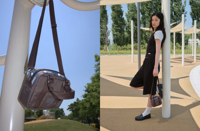 青空の下、公園でブラウンのショルダーバッグが吊るされ、モデルの女性が同じバッグを持ってポーズ