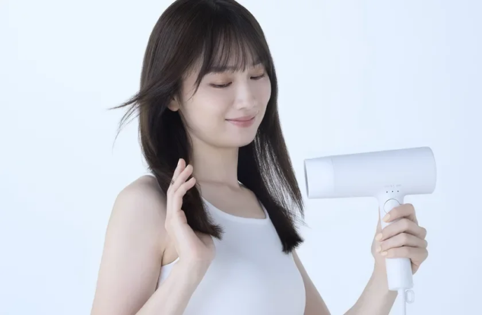 ドライヤーで根本から毛先へと乾かします。