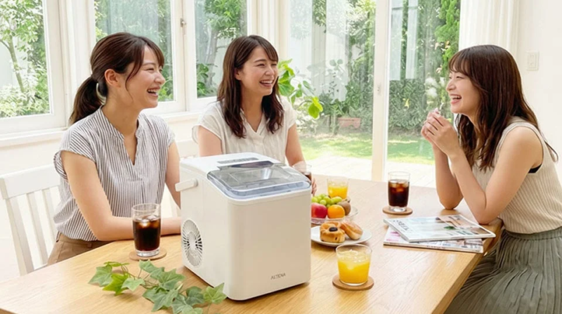 製氷機を囲む人々