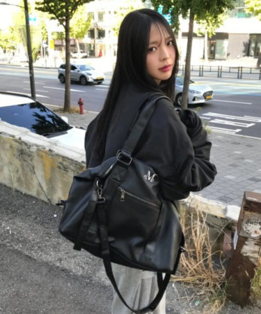 ブラックのバッグを持つ女性のストリートスナップ