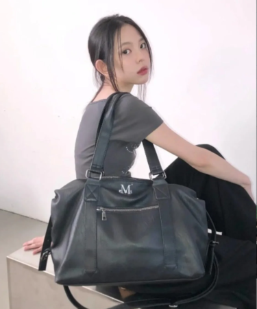 ブラックのバッグを持つ女性の座り姿