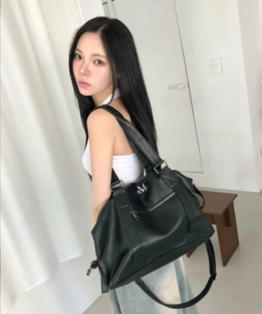 ブラックのバッグを肩にかけた女性のポートレート（屋内）