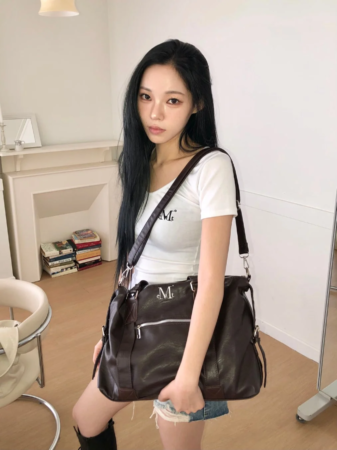 ダークブラウンのバッグを肩にかけた女性のポートレート