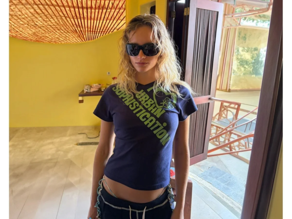 URBAN SOPHISTICATIONロゴTシャツを着た女性