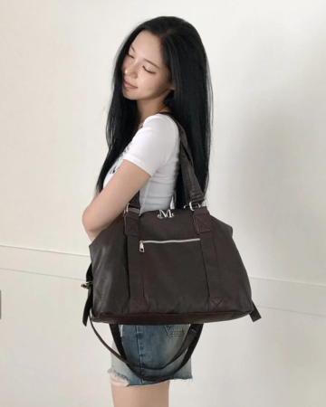 ダークブラウンのバッグを持つ女性の横顔