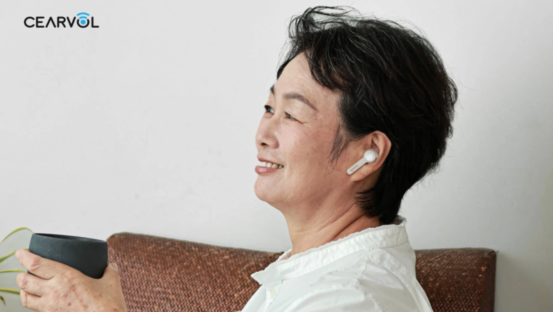 Cearvol Diamond X1を装着し、笑顔で上を見上げる高齢女性