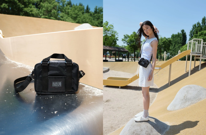 公園の遊具を背景に、白いカジュアルな服装の女性モデルと黒いミニバッグ