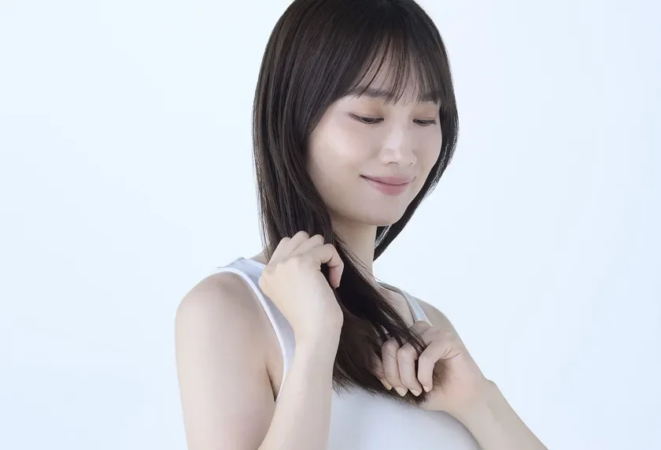 乾いた髪､または洗髪後のタオルドライした半乾きの髪にオイルを中間から毛先にかけて馴染ませます。
