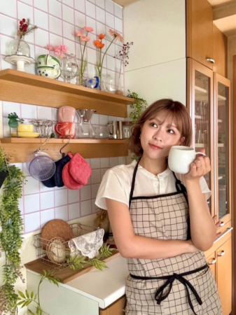 キッチンに立つKiKiさん