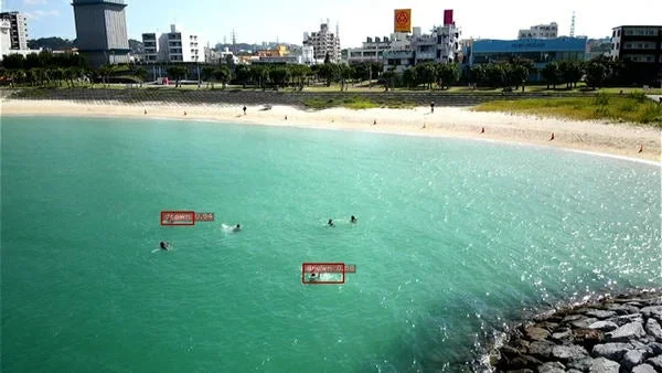 晴れた日にターコイズブルーの海で泳ぐ人々がいるビーチの風景