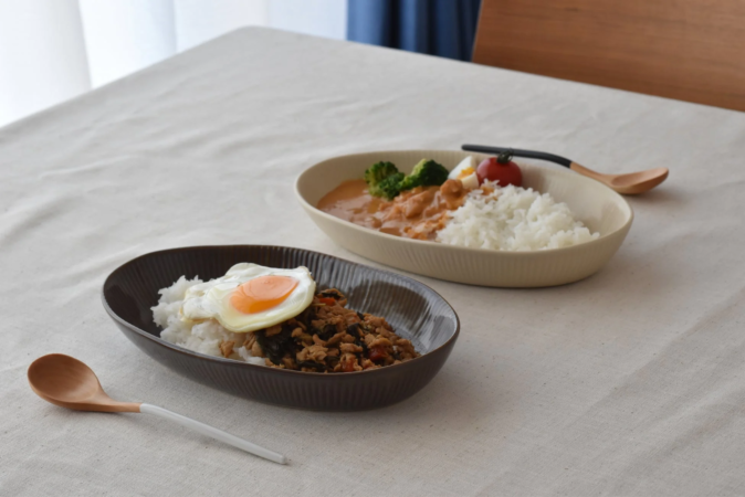ガパオライスとカレーライスが並べられた食卓