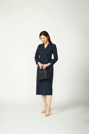 ネイビーのスーツを着用した若い女性