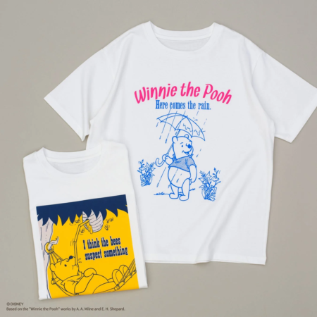 くまのプーさんのイラストがプリントされた2枚の白いTシャツ